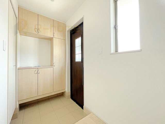 水戸市見和3丁目　新築戸建て　A号棟の玄関|玄関には便利なシューズインクローゼットを設置。アウトドア用品やベビーカーなどの収納に役立ちますね♪