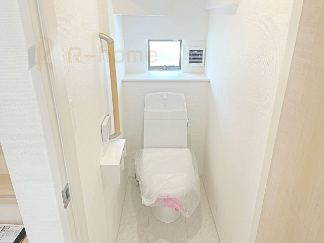 水戸市見和3丁目　新築戸建て　A号棟のトイレ|温水洗浄便座付きのトイレ。
トイレが２ヵ所設置で朝の忙しい時間でも安心です。