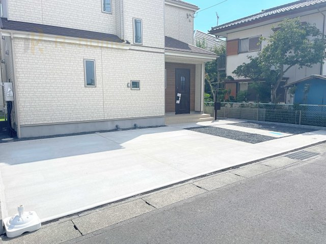 水戸市見和3丁目　新築戸建て　A号棟の駐車場|カースペースは3台完備。ゲスト用のスペースも確保できますね♪