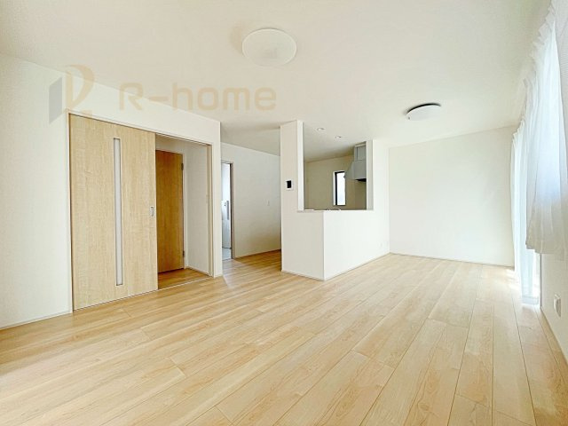 水戸市見和3丁目　新築戸建て　A号棟の居間・リビング|広くて明るいＬＤＫ♪ ゆったりくつろげるリビングスペースで、ご家族皆様の笑顔が溢れます。