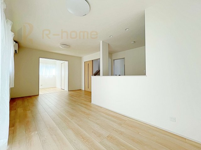 水戸市見和3丁目　新築戸建て　A号棟の居間・リビング|たっぷりの陽光が注ぎ込む明るいリビング♪隣接の洋室を開放すると更なる大空間に変身♪