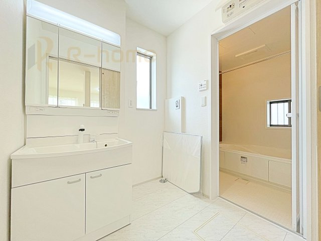 水戸市見和3丁目　新築戸建て　A号棟の洗面所|清潔感溢れる洗面台は嬉しい三面鏡付き。洗剤や歯ブラシなどもすっきり収納できます♪