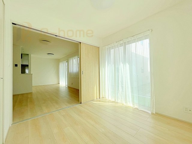 水戸市見和3丁目　新築戸建て　A号棟の洋室|1階洋室はゲストルーム、キッズスペースとしても利用可能♪
開放してリビングと繋げればゆとりの大空間！