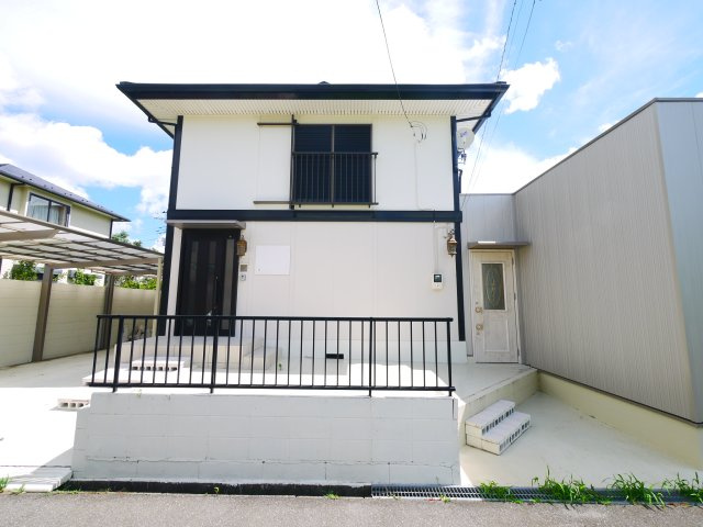 東金市二之袋　中古戸建の外観|ガレージ車庫・カーポート付 合計3台駐車可 ３LDK リフォーム歴あり ユニットバス 閑静な分譲地内