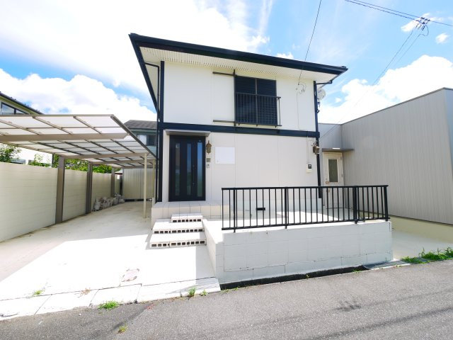 東金市二之袋　中古戸建の外観|ガレージ車庫・カーポート付 合計3台駐車可 ３LDK リフォーム歴あり ユニットバス 閑静な分譲地内
