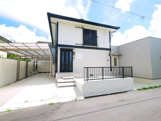 東金市二之袋　中古戸建の外観|ガレージ車庫・カーポート付 合計3台駐車可 ３LDK リフォーム歴あり ユニットバス 閑静な分譲地内