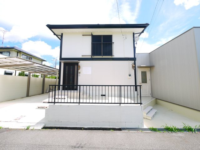 東金市二之袋　中古戸建の外観|ガレージ車庫・カーポート付 合計3台駐車可 ３LDK リフォーム歴あり ユニットバス 閑静な分譲地内