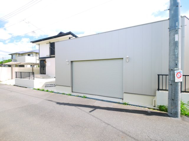 東金市二之袋　中古戸建の駐車場|ガレージ車庫・カーポート付 合計3台駐車可 ３LDK リフォーム歴あり ユニットバス 閑静な分譲地内