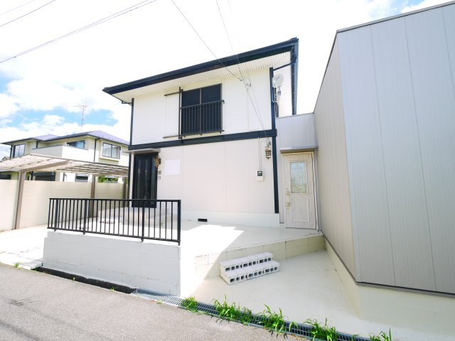 東金市二之袋　中古戸建の外観|ガレージ車庫・カーポート付 合計3台駐車可 ３LDK リフォーム歴あり ユニットバス 閑静な分譲地内
