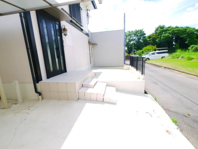 東金市二之袋　中古戸建の庭|ガレージ車庫・カーポート付 合計3台駐車可 ３LDK リフォーム歴あり ユニットバス 閑静な分譲地内