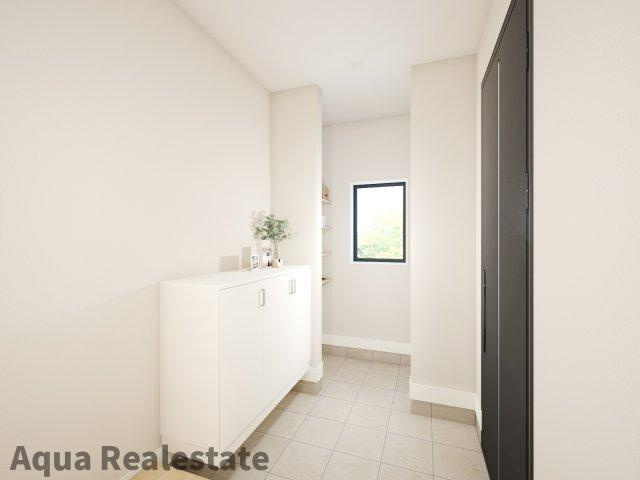 高松市仏生山町甲の新築一戸建の玄関|収納もある玄関です