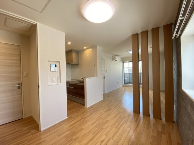 トリニティコート等々力の洋室|リビングとダイニングを仕切るおしゃれな柱♪