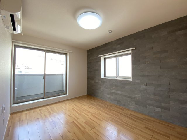 トリニティコート等々力の居間・リビング|窓が多くて風通しの良いリビング♪