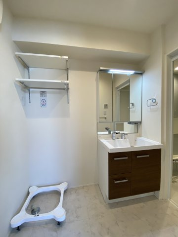 トリニティコート等々力の洗面所|収納付き三面鏡は、小物の収納に便利です♪