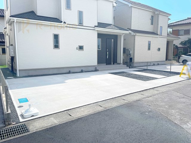 水戸市見和3丁目　新築戸建て　B号棟の駐車場|カースペースは3台完備。ゲスト用のスペースも確保できますね♪