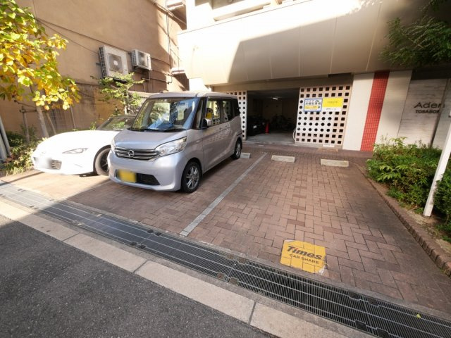 アーデン土佐堀の駐車場