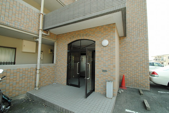 グランドヒル野中のエントランス