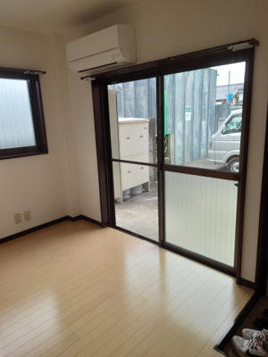 【居間・リビング】 | 和泉コーポ | こちらの居間で趣味の時間をお楽しみください