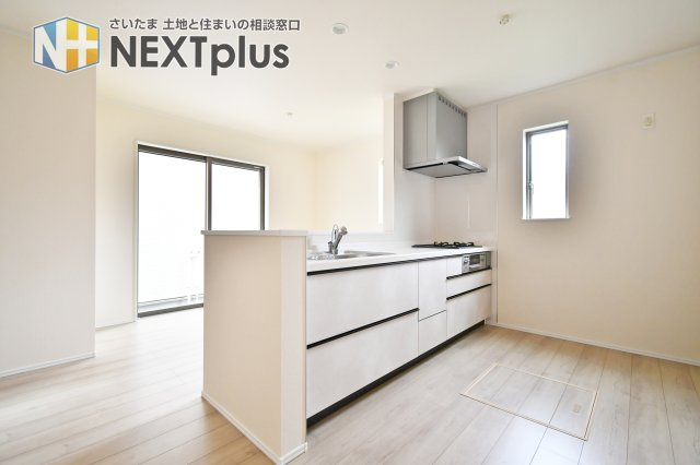 桶川上日出谷1269番全3棟　A号棟のキッチン|奥行きも横幅も広さがありますので、2人でお料理しても動きやすいゆったり空間です！カウンターキッチンはお料理をしながら家族の様子が見え、会話も弾むので人気な設備となっております！