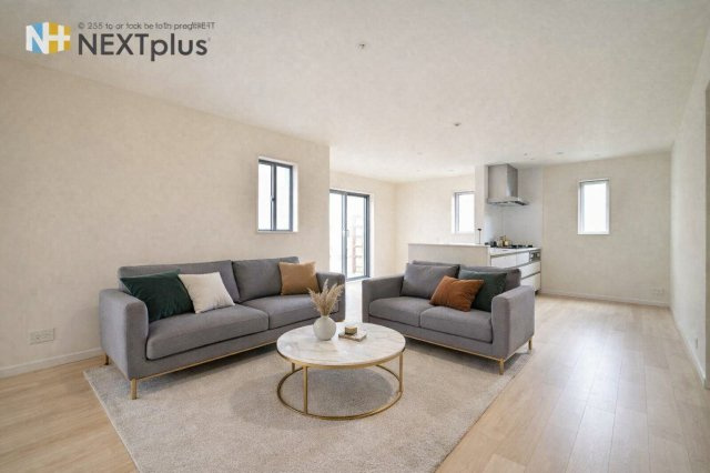 桶川上日出谷1269番全3棟　A号棟の居間・リビング|LDK15.75帖：リビングは窓が多く部屋の隅々まで陽が射し込みます！暖かくこもった空気は上にたまりやすいので、窓を開け換気する事で、快適なお部屋の空気を維持する事ができます。