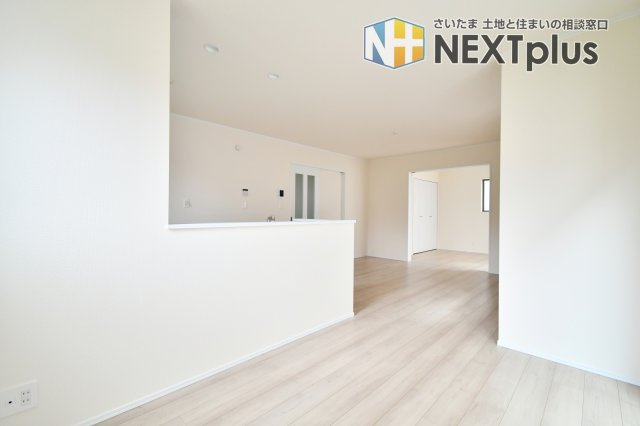 桶川上日出谷1269番全3棟　A号棟の居間・リビング|LDK15.75帖：ダイニング空間にぴったりの場所です。白基調で明るく広く見ますね◎写真右に写る壁はリビングの入り口側から見えにくいので、生活感の出そうなものを収納するスペースにも◎