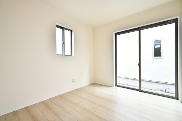 桶川上日出谷1269番全3棟　A号棟の洋室|洋室①5.25帖：東と南の二面採光。リビング窓と一緒に開けると1階の空気が一気に換気されます。クローゼットもありますので、収納力もGOOD！来客用寝具も収納できますので、安心◎！