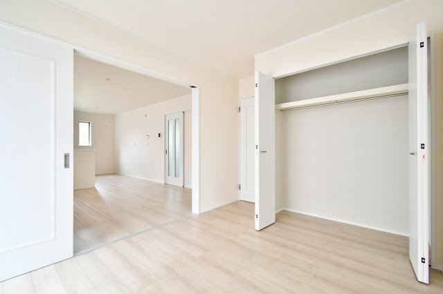 桶川上日出谷1269番全3棟　A号棟の洋室|洋室①5.25帖：リビング横の洋室です。1階ですべて完結させることができますので、来客用の寝室や将来ご夫婦の寝室とすることもできます！クローゼットもありますので、布団なども収納できます。