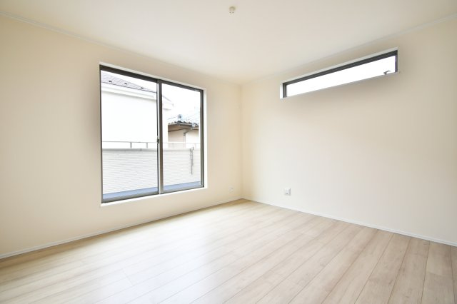 桶川上日出谷1269番全3棟　A号棟の洋室|洋室②7.0帖：南と西のの二面採光ですので、通風良好です！バルコニーに出る事もできます！キグベッドやサイドテーブルも置く事ができる広さですので、主寝室におすすめ。梁がなくレイアウトもしやすいです。