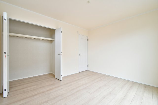 桶川上日出谷1269番全3棟　A号棟の洋室|洋室②7.0帖：ダブルベッドも置く事ができる広さですので、主寝室におすすめです！西側の窓は横に細長く設計されているため、熱がこもりにくく湿気やダニ対策にもつながり寝室の環境を保つことが出来ます。