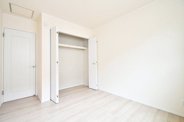 桶川上日出谷1269番全3棟　A号棟の洋室|洋室③5.25帖：クローゼットは上下セパレート・ハンガーパイプ付きです！上には季節物や思い出など毎日手に取らないものを収納、下にはハンガーパイプへコートや洋服など…かける収納もできます！