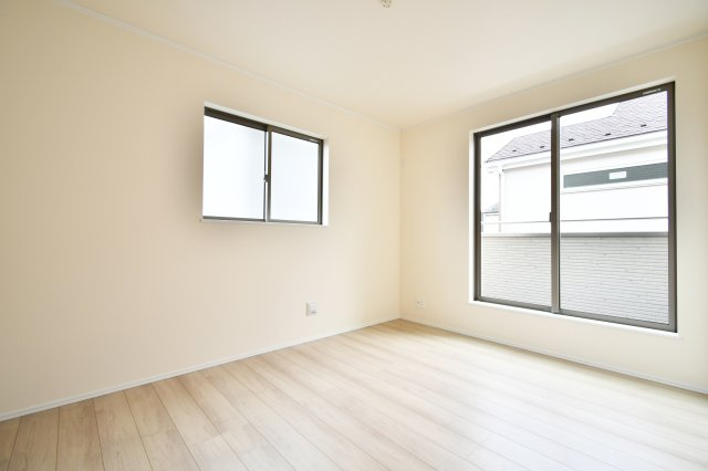 桶川上日出谷1269番全3棟　A号棟の洋室|洋室④6.0帖：東向きの洋室ですので、朝は気持ちの良い朝陽で目覚める事ができます！クローゼットも備わっております。ベッド・デスク、本棚などを置いてもゆとりがある子供部屋となります。
