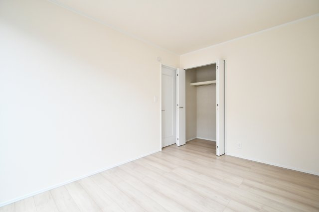 桶川上日出谷1269番全3棟　A号棟の洋室|洋室④6.0帖：クローゼットは各部屋に備わっておりますので、家族それぞれで洋服収納をすることも可能です。また、上下セパレートになっているため衣替えもしやすく、ハンガーパイプで家事時短にも◎！