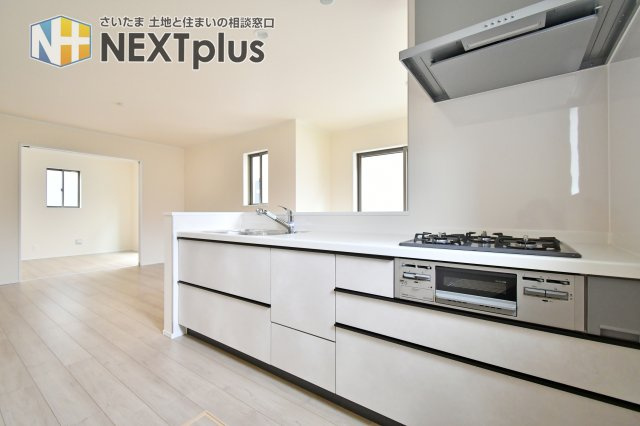 桶川上日出谷1269番全3棟　A号棟のキッチン|キッチンにも小窓がついている為、手元を照らしてくれます！戸建ならではの嬉しいPOINT。収納が2段ありますので、細かく分類して収納できます！作業スペースも広く料理もはかどります。