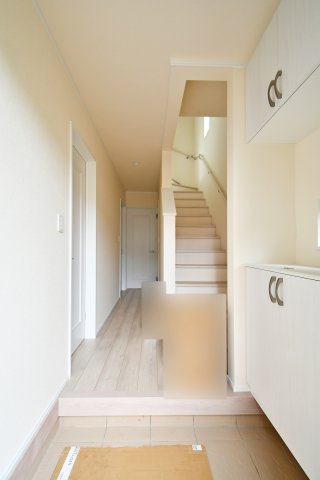 桶川上日出谷1269番全3棟　A号棟の玄関|玄関ドアの正面は廊下となっており、生活感が出にくいように設置されておりますので、急な訪問で玄関を開けた際室内が見えない設計です！正面は洗面室ですので帰宅後もすぐに手を洗うことが出来ます。