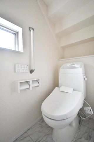 桶川上日出谷1269番全3棟　A号棟のトイレ|トイレ（1F）：1・2階にある為、忙しい出発前でも取り合いにはなりません！小窓があるので、空気がこもりがちなトイレもしっかり換気ができます。老若男女問わずみんなに優しい手すり付きです。