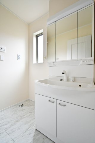 桶川上日出谷1269番全3棟　A号棟の独立洗面台|三面鏡付き洗面台は朝の寝癖直しも楽々。鏡裏には歯ブラシセットやスキンケアも収納できて魅力的です！下の収納にもドライヤーや入浴グッツ、洗剤のストックなど…様々なものが収納できる便利な設備です！