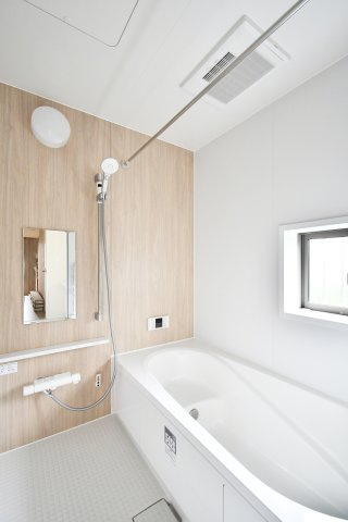 桶川上日出谷1269番全3棟　A号棟の浴室|シックで上品さを感じるバスルームはまるでホテルのような仕上がり。日常から解放できる癒しの空間となります。木目がアクセントになっております！新品ですのでご入居後から気持ちよく入浴頂けます。