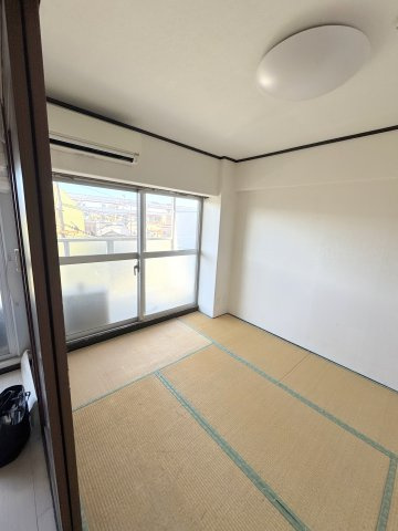 ネオコーポ堀切菖蒲園の和室|陽当り良好な和室