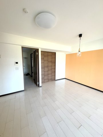 ネオコーポ堀切菖蒲園の居間・リビング|LDK（約16.4帖）、陽当り良好です