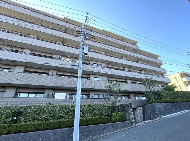 青葉・市が尾ガーデンハウスの外観|バルコニー側が低層の住宅で眺望がひらけています。