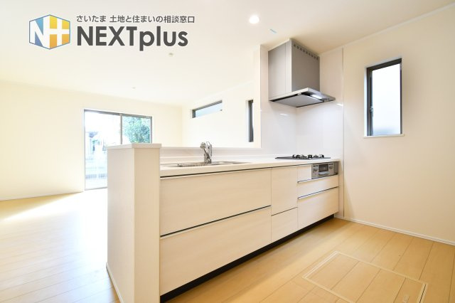 桶川上日出谷1269番全3棟　B号棟のキッチン|奥行きも横幅も広さがありますので、2人でお料理しても動きやすいゆったり空間です！カウンターキッチンはお料理をしながら家族の様子が見え、会話も弾むので人気な設備となっております！