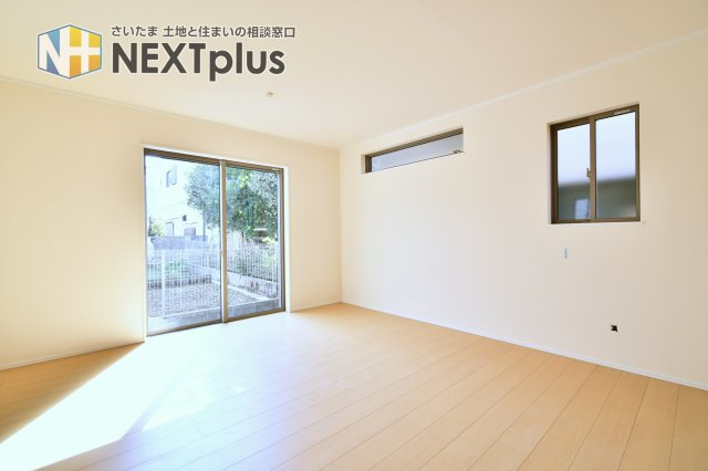 桶川上日出谷1269番全3棟　B号棟の居間・リビング|LDK15.0帖：リビングは窓が多く部屋の隅々まで陽が射し込みます！暖かくこもった空気は上にたまりやすいので、小窓を開け換気する事で、快適なお部屋の空気を維持する事ができます。