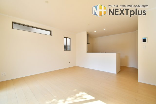 桶川上日出谷1269番全3棟　B号棟の居間・リビング|LDK15.0帖：ダイニングテーブルはもちろん、ソファーやテレビを置いても余裕があります！家族全員でくつろいだり、親族や友人を招いてホームパーティーをしても楽しそうですね！