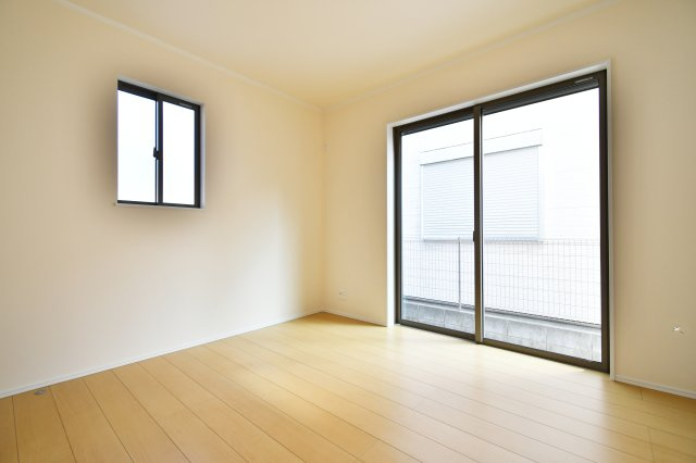 桶川上日出谷1269番全3棟　B号棟の洋室|洋室①5.5帖：：北東と南東の二面採光の洋室です。リビングの窓と一緒に窓を開放すると3方向から換気することが出来ます◎来客時の客間・寝室としても使うことのできる便利な洋室です。