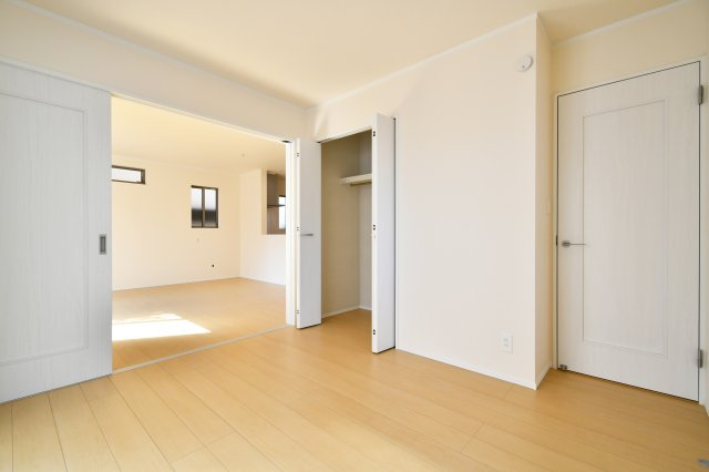 桶川上日出谷1269番全3棟　B号棟の洋室|洋室①5.5帖：リビング横の洋室です。1階ですべて完結させることができますので、来客用の寝室や将来ご夫婦の寝室とすることもできます！クローゼットもありますので、布団なども収納できます。