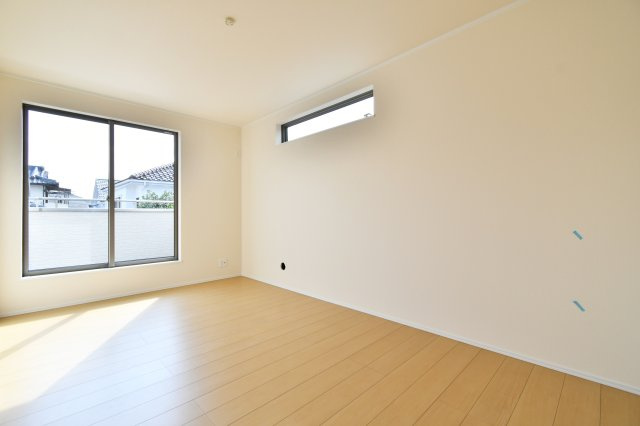 桶川上日出谷1269番全3棟　B号棟の洋室|洋室②7.5帖：南西と南東の二面採光ですので、通風良好です！バルコニーに出る事もできます！キングベッドやサイドテーブルも置く事ができる広さですので、主寝室におすすめです！