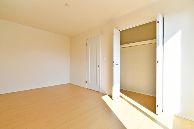 桶川上日出谷1269番全3棟　B号棟の洋室|洋室②7.5帖：ダブルベッドも置く事ができる広さですので、主寝室におすすめです！南西側の窓は横に細長く設計されているため、熱がこもりにくく湿気やダニ対策にもつながり寝室の環境を保つことが出来ます。