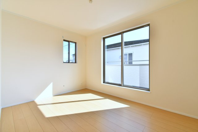 桶川上日出谷1269番全3棟　B号棟の洋室|洋室③6.0帖：東向きの洋室ですので、朝は気持ちの良い朝陽で目覚める事ができます！クローゼットも備わっております。ダブルベッドも置く事ができる広さですので、主寝室におすすめです！