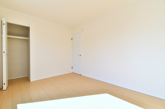 桶川上日出谷1269番全3棟　B号棟の洋室|洋室③6.0帖：クローゼットは上下セパレート・ハンガーパイプ付きです！上には季節物や思い出など毎日手に取らないものを収納、下にはハンガーパイプへコートや洋服など…かける収納もできます！