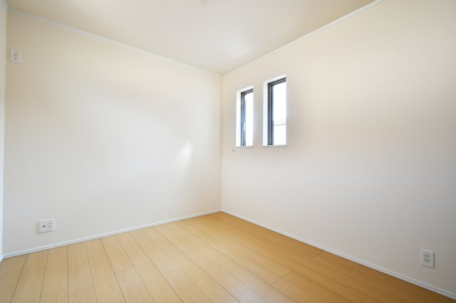 桶川上日出谷1269番全3棟　B号棟の洋室|洋室④5.25帖：白基調な洋室ですのでより空間を広く感じさせます。梁などデッドスペースになるものが室内にないため、家具のレイアウトもしやすいお部屋になっております！